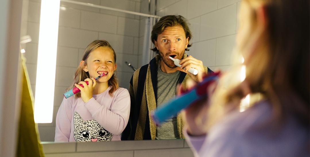 4 vinkkiä hammaspesuun aamulla: pestäänkö hampaat ennen aamupalaa vai sen jälkeen