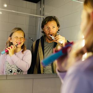 Hammaspesu aamulla: pestäänkö hampaat ennen aamupalaa vai sen jälkeen?